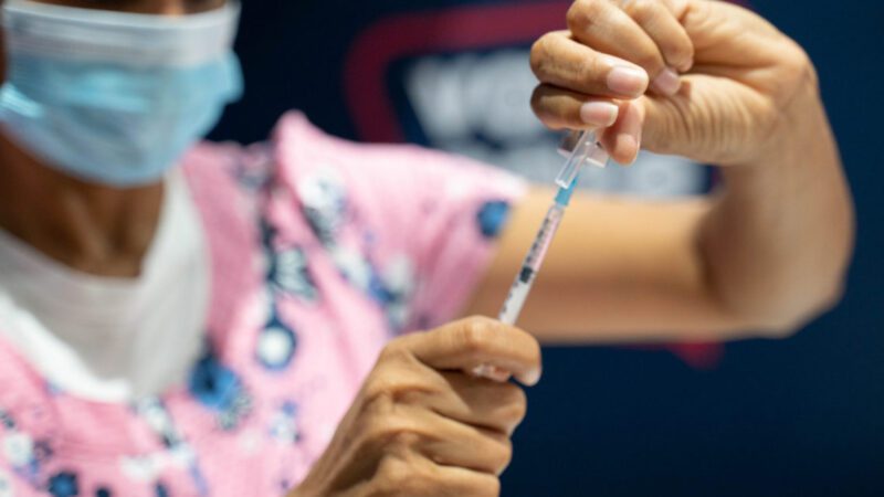 Contagiados por COVID deberán esperar entre 1 y 3 meses para colocarse tercera dosis, dispone MSP