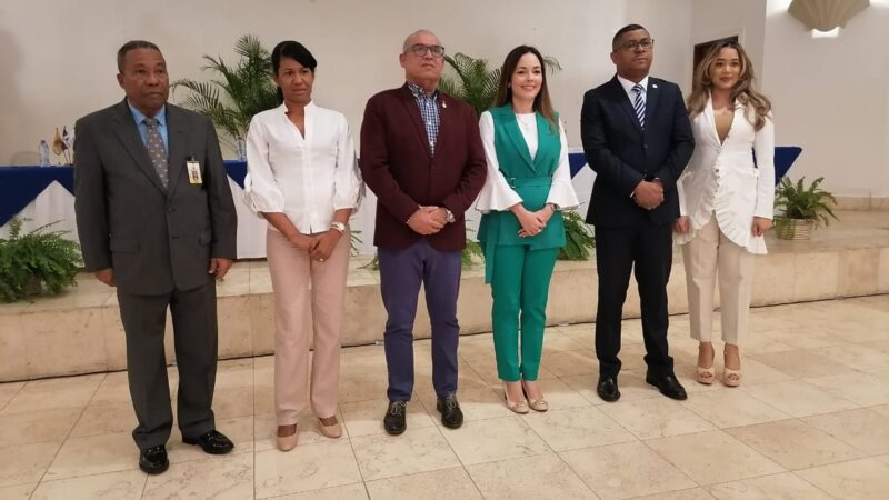 La EFEC y la JCE ofrecen conferencia sobre democracia a mujeres líderes del Municipio de Boca Chica.