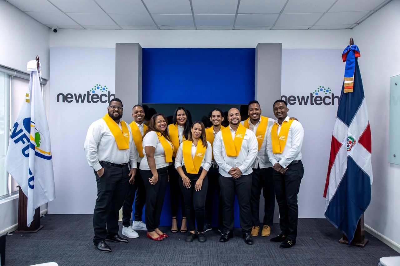 NEWTECH E INFOTEP GRADÚAN JÓVENES EN CARRERA DE CENTROS DE CONTACTO