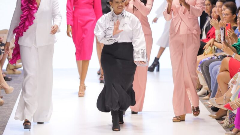 Carolina Almonte deslumbra en RD Fashion Week 2024 con su colección benéfica “ARMOR PINK”