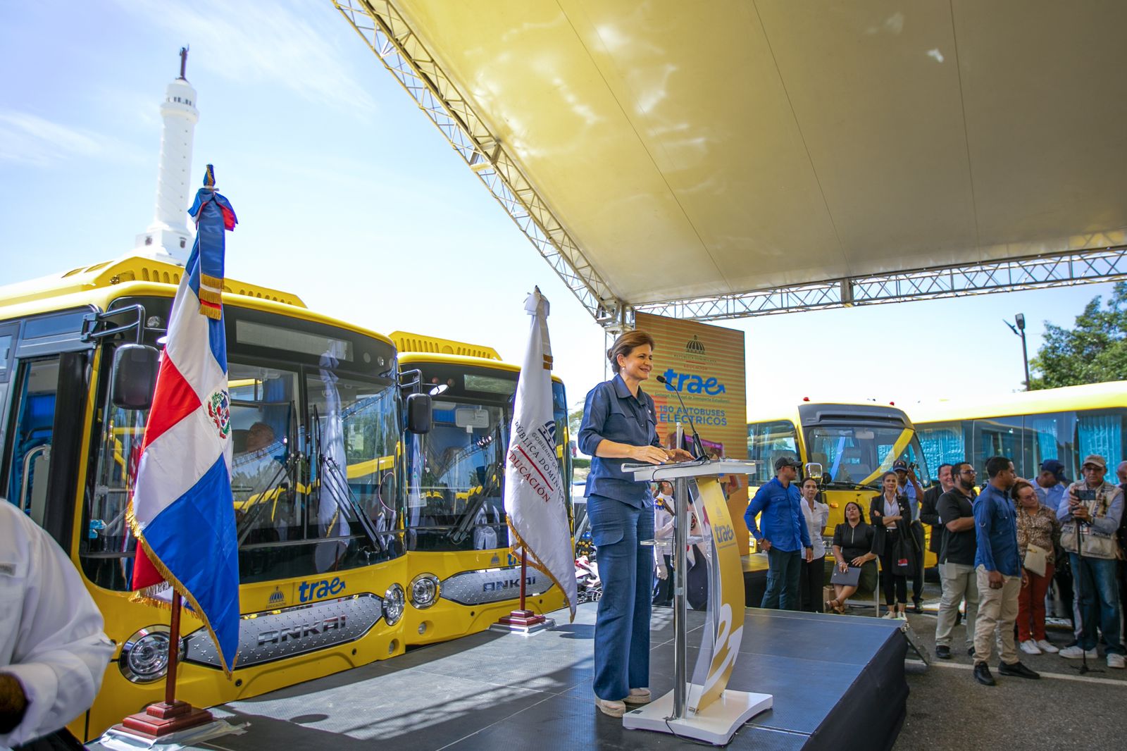 Raquel Peña activa primeras 41 rutas del Transporte Estudiantil para Santiago