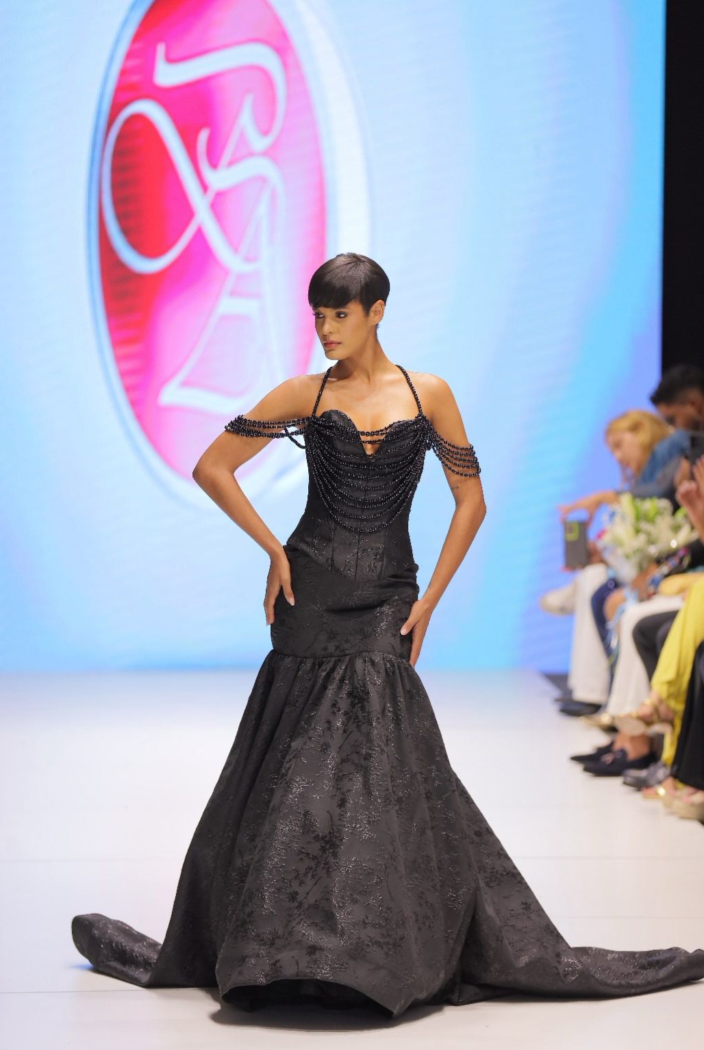“ARMADURA” de Benito Antonio: Una fusión entre poder y feminidad que conquista RD Fashion Week