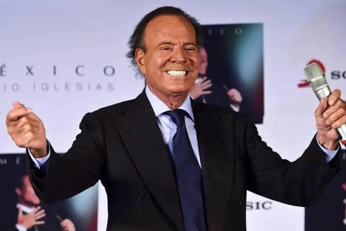 Julio Iglesias responde a rumores de retiro: «lo anunciaré con dignidad»