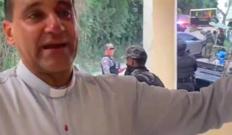 Padre Johnny Durán denuncia agresión durante protesta en Cotuí