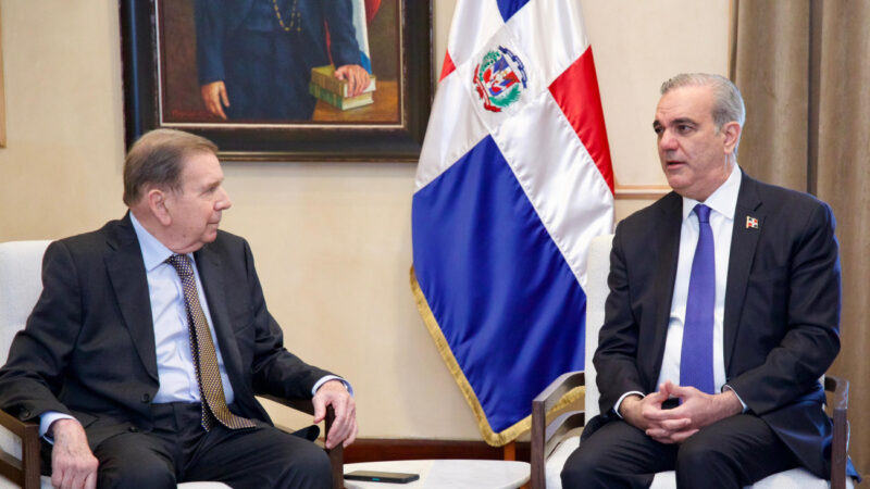 Edmundo González Urrutia llega al Palacio Nacional, donde fue recibido por el presidente Luis Abinader