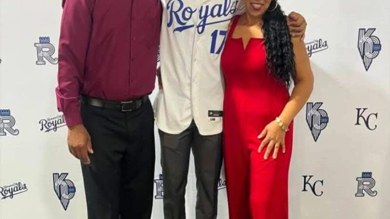 Warren Calcaño firma con Reales de Kansas City