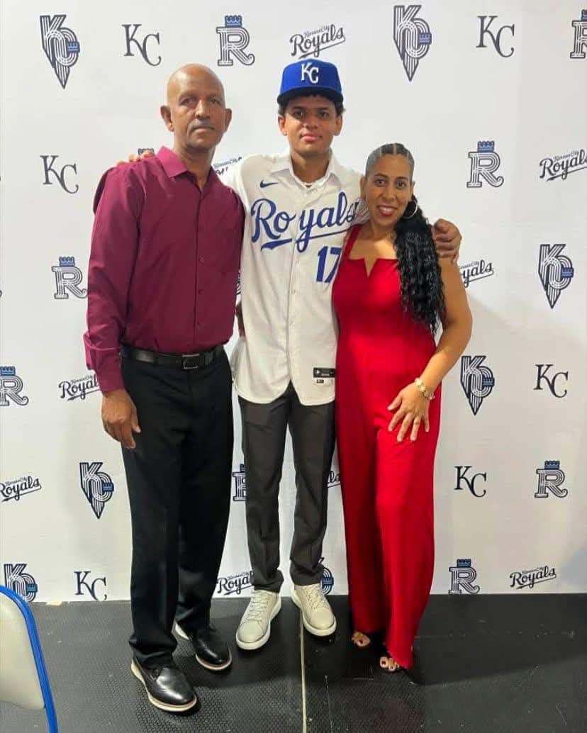 Warren Calcaño firma con Reales de Kansas City