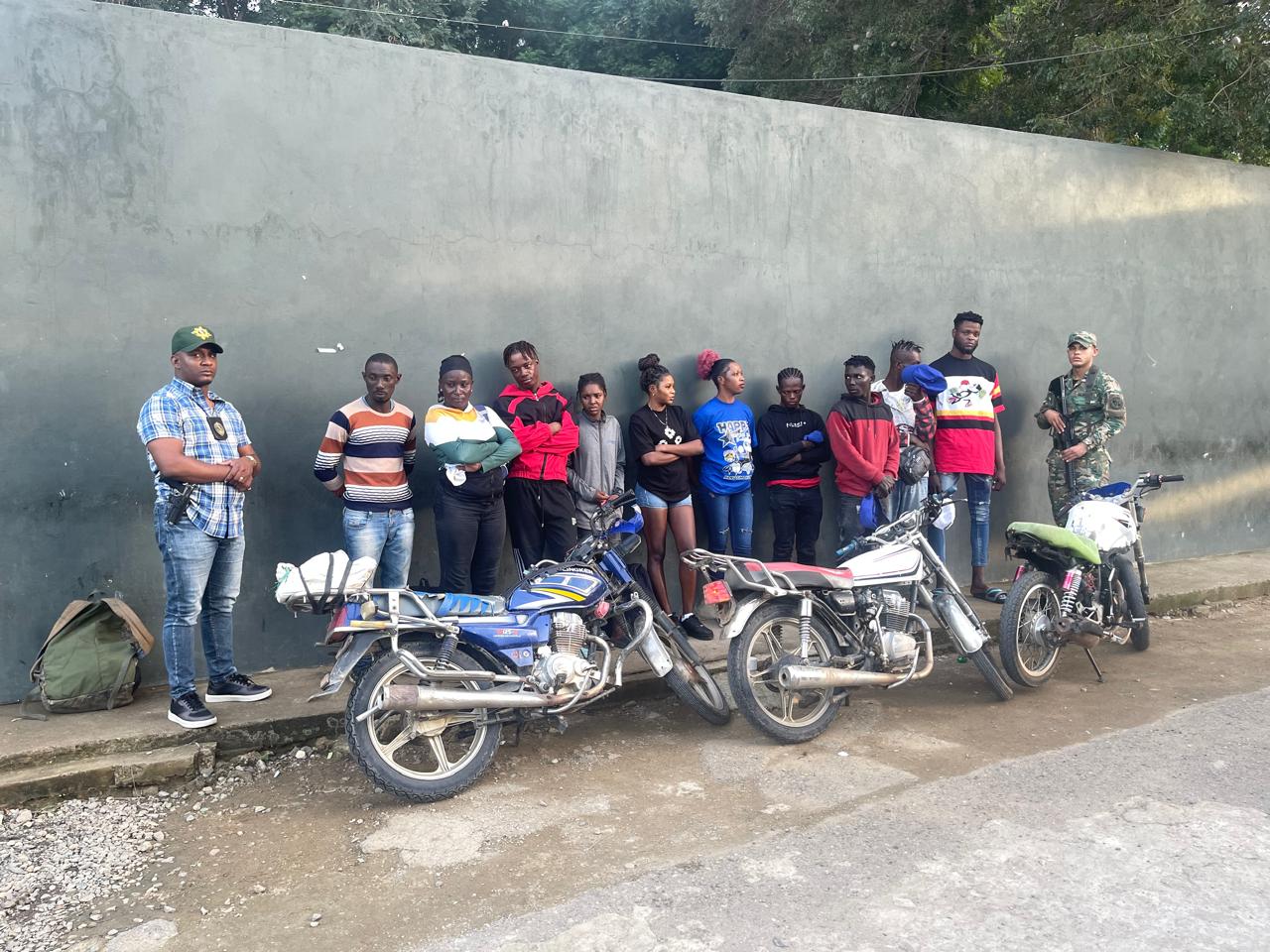 Detienen a 24 nacionales haitianos sin documentos que eran trasladados en un camión