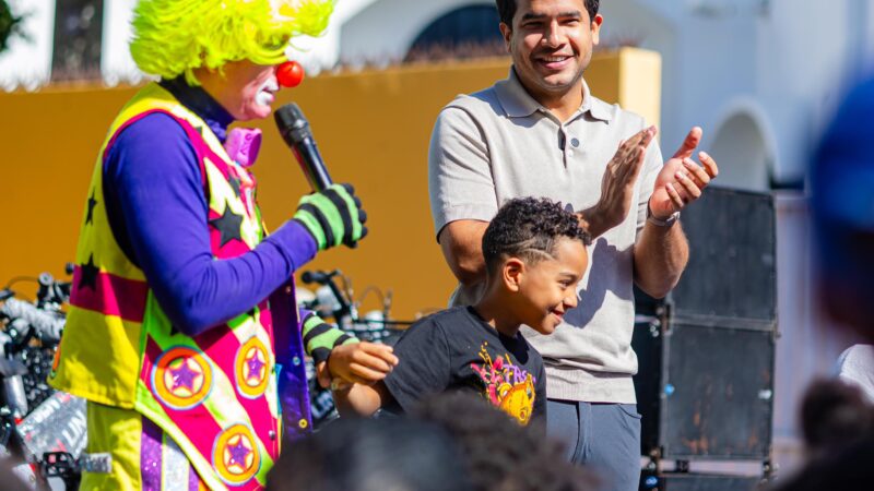 Omar Fernández lleva felicidad y juguetes a niños en día de Reyes