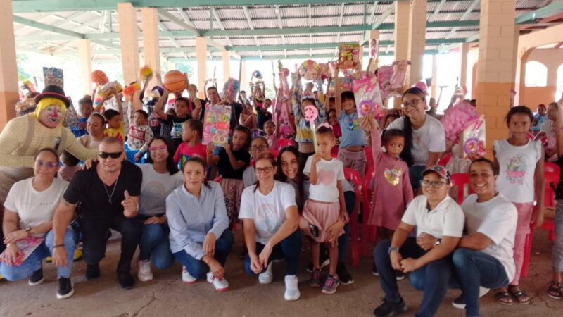 Huellas de Arcoiris lleva juguetes y sonrisas a niños de Bani