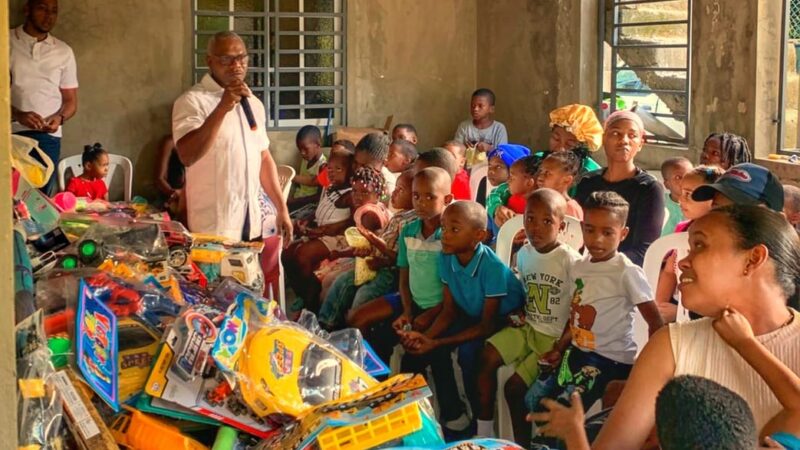 Leonardo De Los Santos genera alegría y esperanza a niños y adultos en Manoguayabo 