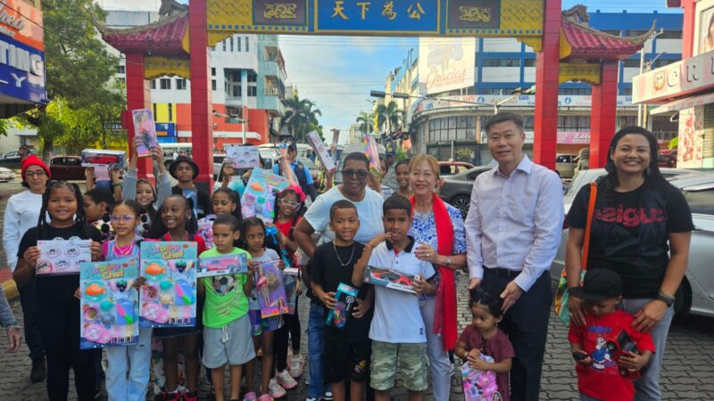 Celebran el Día de Reyes con entrega de juguetes en el Barrio Chino de Santo Domingo