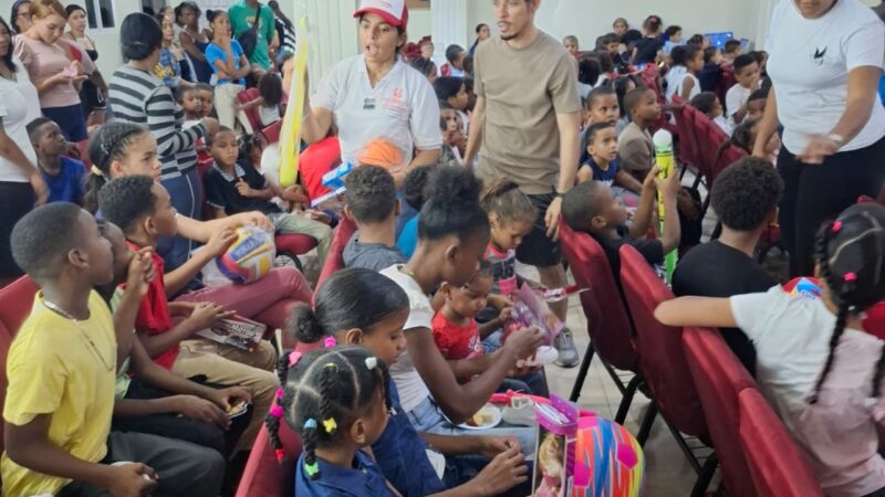 Comunicador Junior Caba dona juguetes a niños de escasos recursos en Sabana Perdida 