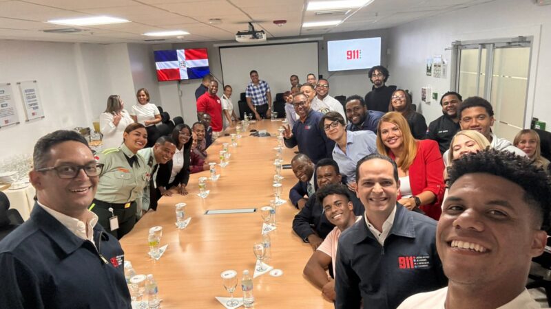 Juan Soto almuerza con colaboradores del Sistema 911