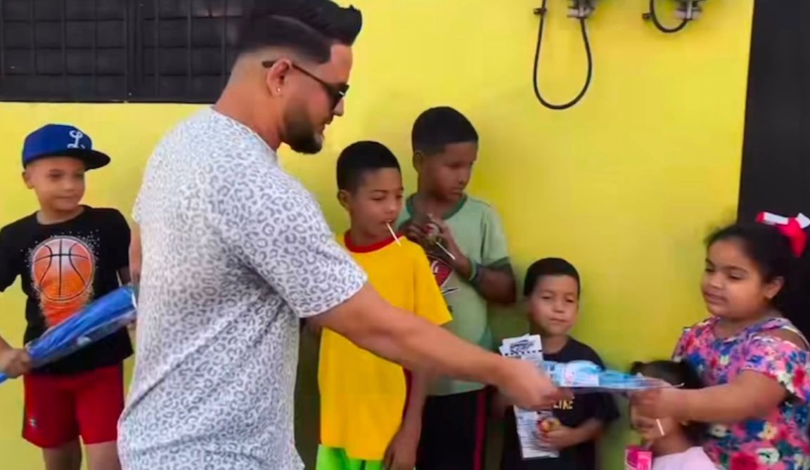 Ronny La Melodía reparte juguetes a niños de Moca por motivo de Reyes Magos