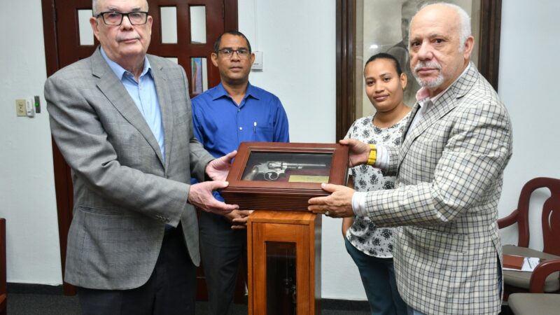 El Archivo General de la Nación recibe donación de revólveres históricos de Enriquillo