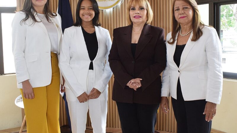 Organizan almuerzo ejecutivo como regalo de Reyes para 130 estudiantes meritorias