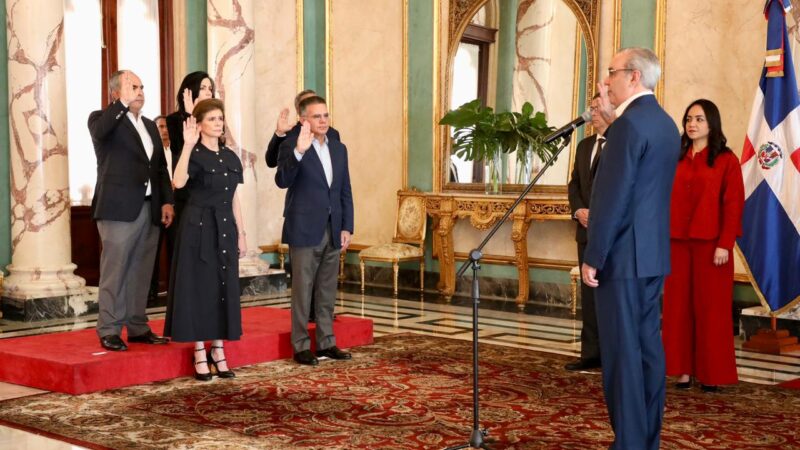 Presidente Abinader juramenta miembros del consejo consultivo para la Transformación Administrativa y Financiera de la Policía Nacional