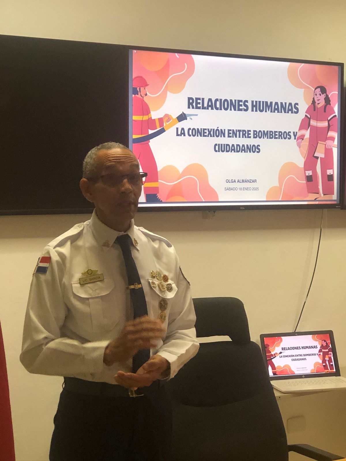 El Cuerpo de Bomberos de Santo Domingo Oeste fortalece lazos con charla sobre Relaciones Humanas