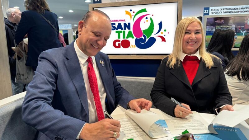 Alcaldía de Santiago y tours operadores firman acuerdo en FITUR para llevar turistas al Carnaval de Santiago