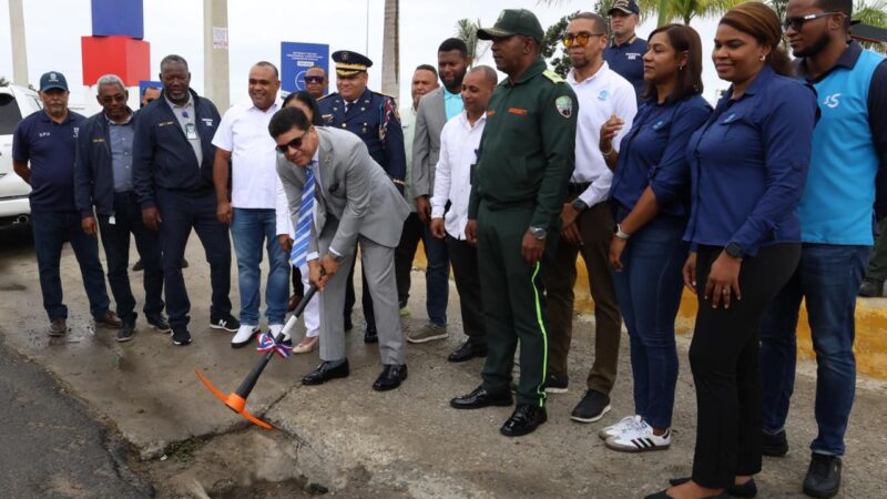 Ayuntamiento de Santo Domingo Este y Grupo Ramos dan primer picazo para solución definitiva del charco Av. charles de Gaulle frente a la Sirena