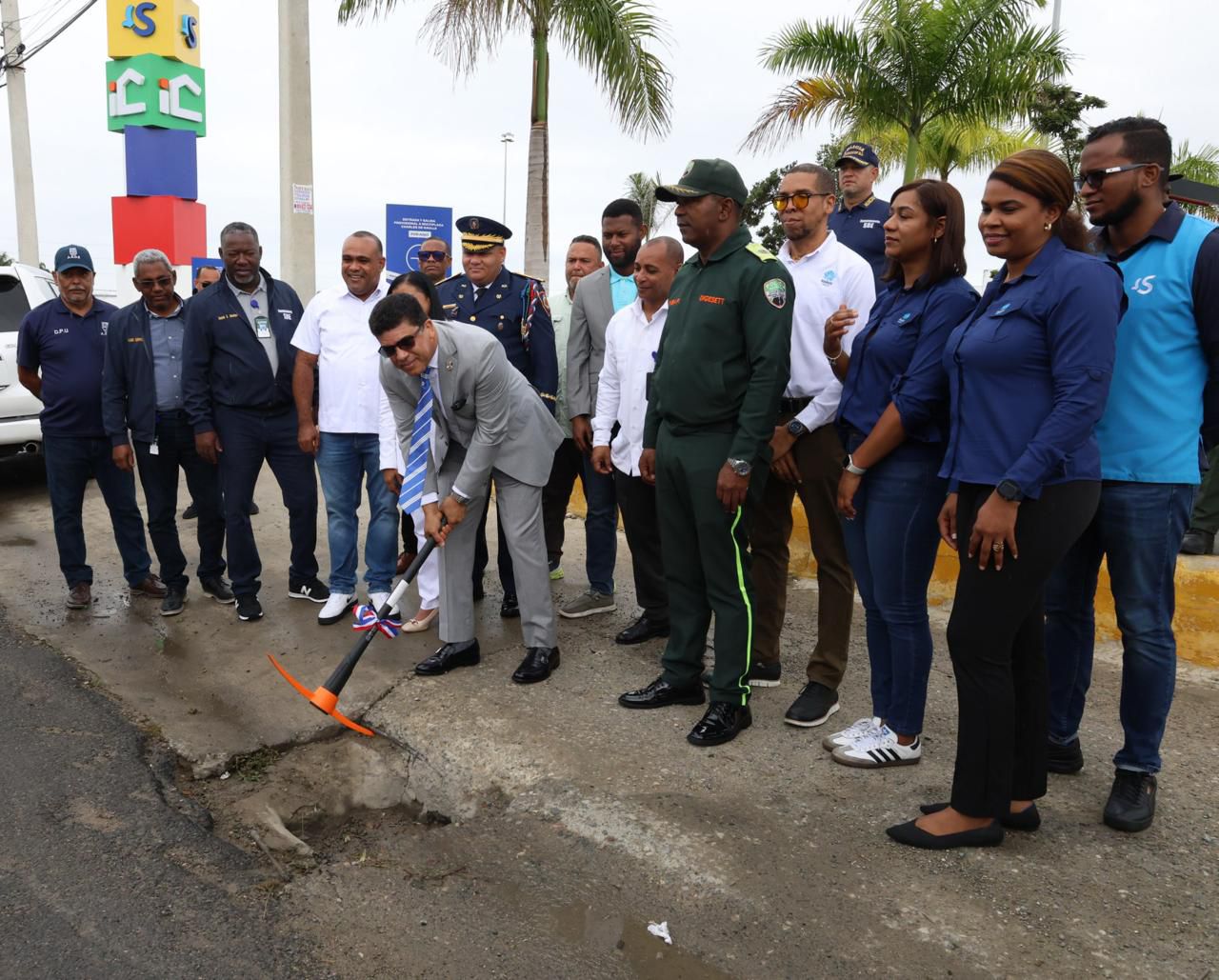 Ayuntamiento de Santo Domingo Este y Grupo Ramos dan primer picazo para solución definitiva del charco Av. charles de Gaulle frente a la Sirena