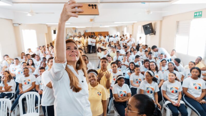 Carolina Mejía conversa con estudiantes de Capotillo sobre responsabilidad ciudadana