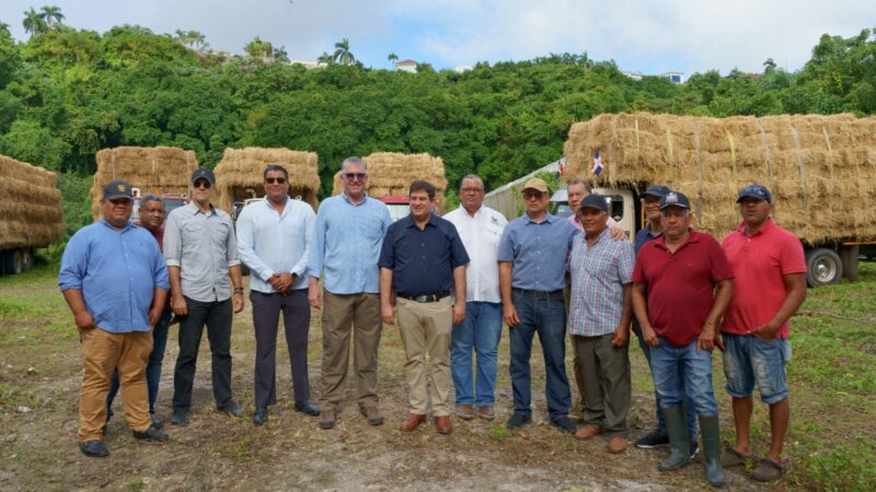Ganadería refuerza la producción en Cabrera con entrega de equipos y pasto mejorado