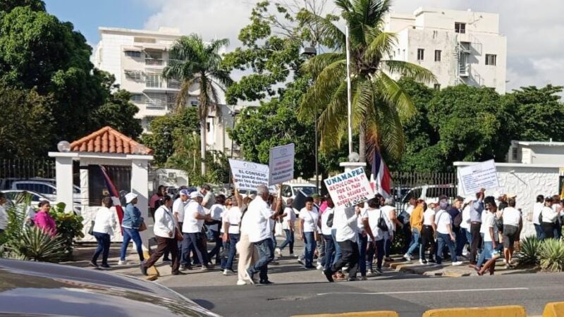 Maestros Pensionados y Jubilados se concentran frente al MINERD