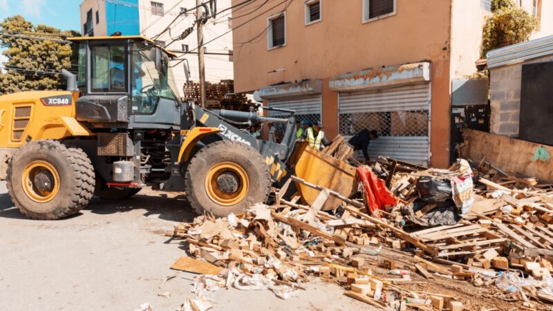Alcaldía del DN recupera aceras que eran ocupadas por negocios en Villa Consuelo