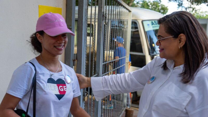 Vicealcaldesa de Villa González celebra el Día Nacional de la Juventud con estudiantes universitarios