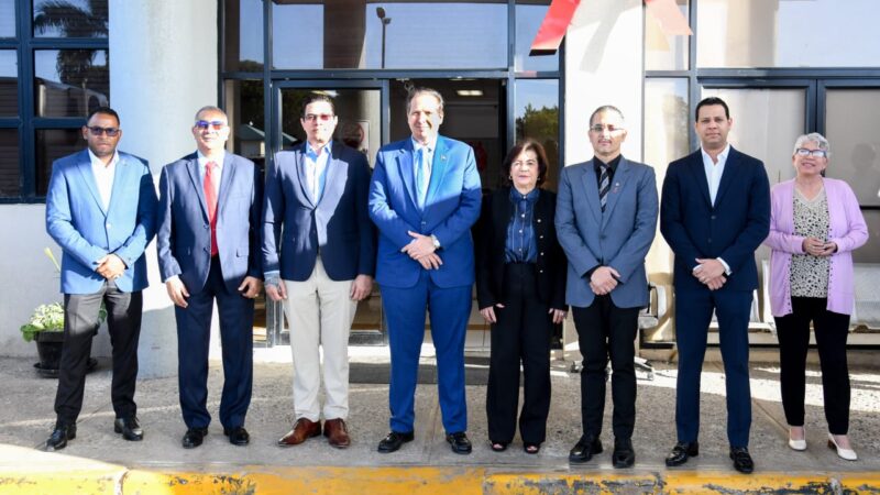 Ministerio de Salud Pública recibe del CONAVIHSIDA dos furgonetas para traslado de muestras