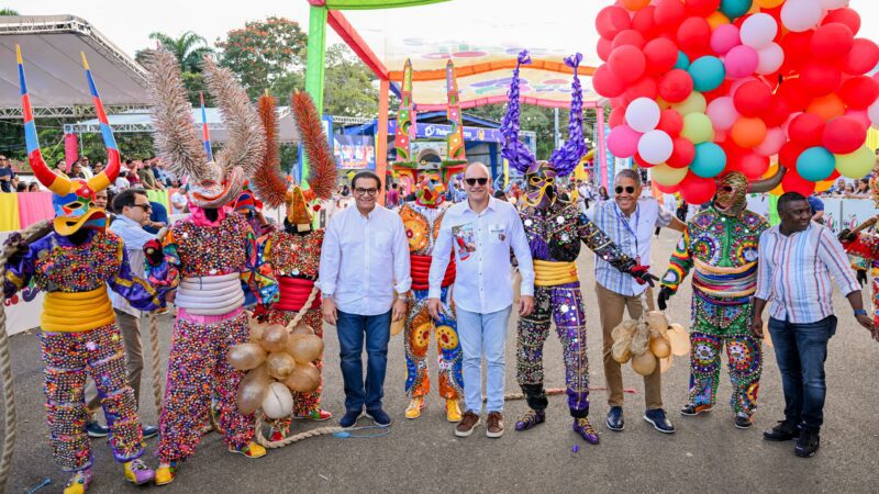 Santiago celebra por todo lo alto tercer domingo de carnaval con apoyo masivo de turistas