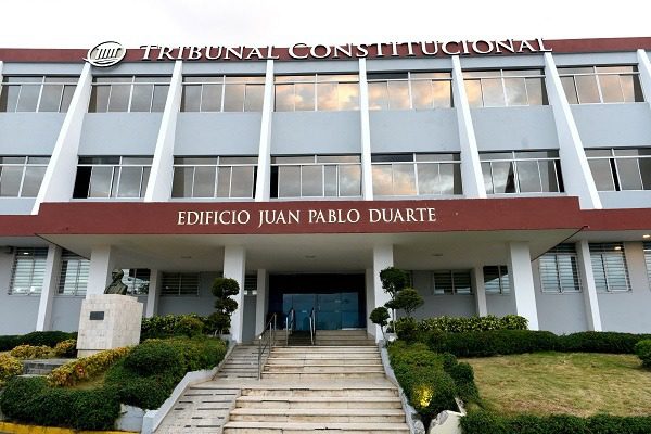 Ministerio de Vivienda mantiene desacato a sentencia del TC que ordena indemnizar periodista Rafael Polanco y esposa