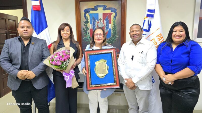 Gobernadora Rosa Santos es homenajeada como mujer distinguida de Santiago 