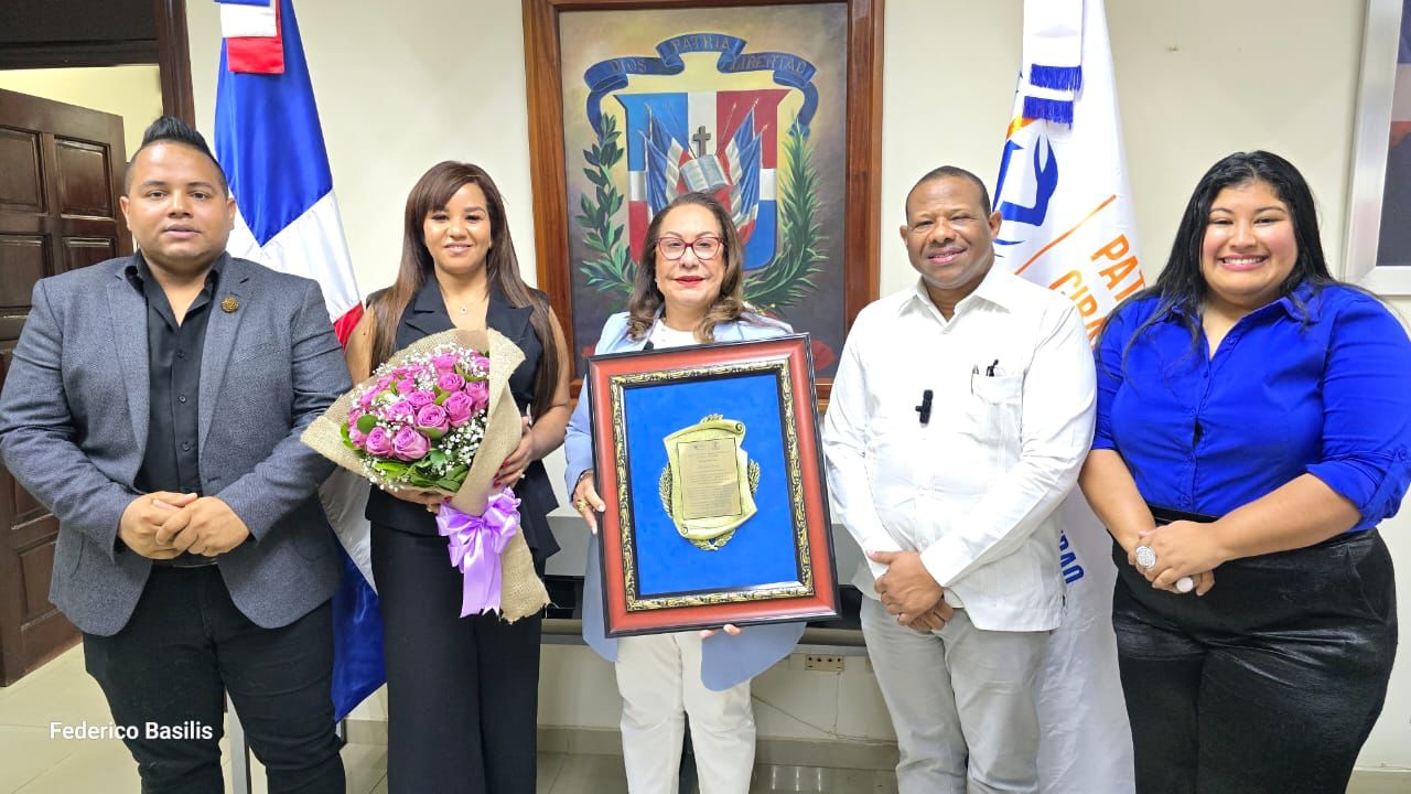 Gobernadora Rosa Santos es homenajeada como mujer distinguida de Santiago 