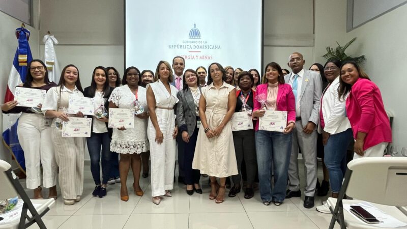 Energía y Minas realiza panel sobre igualdad de género y transformación social; reconoce a 22 colaboradoras