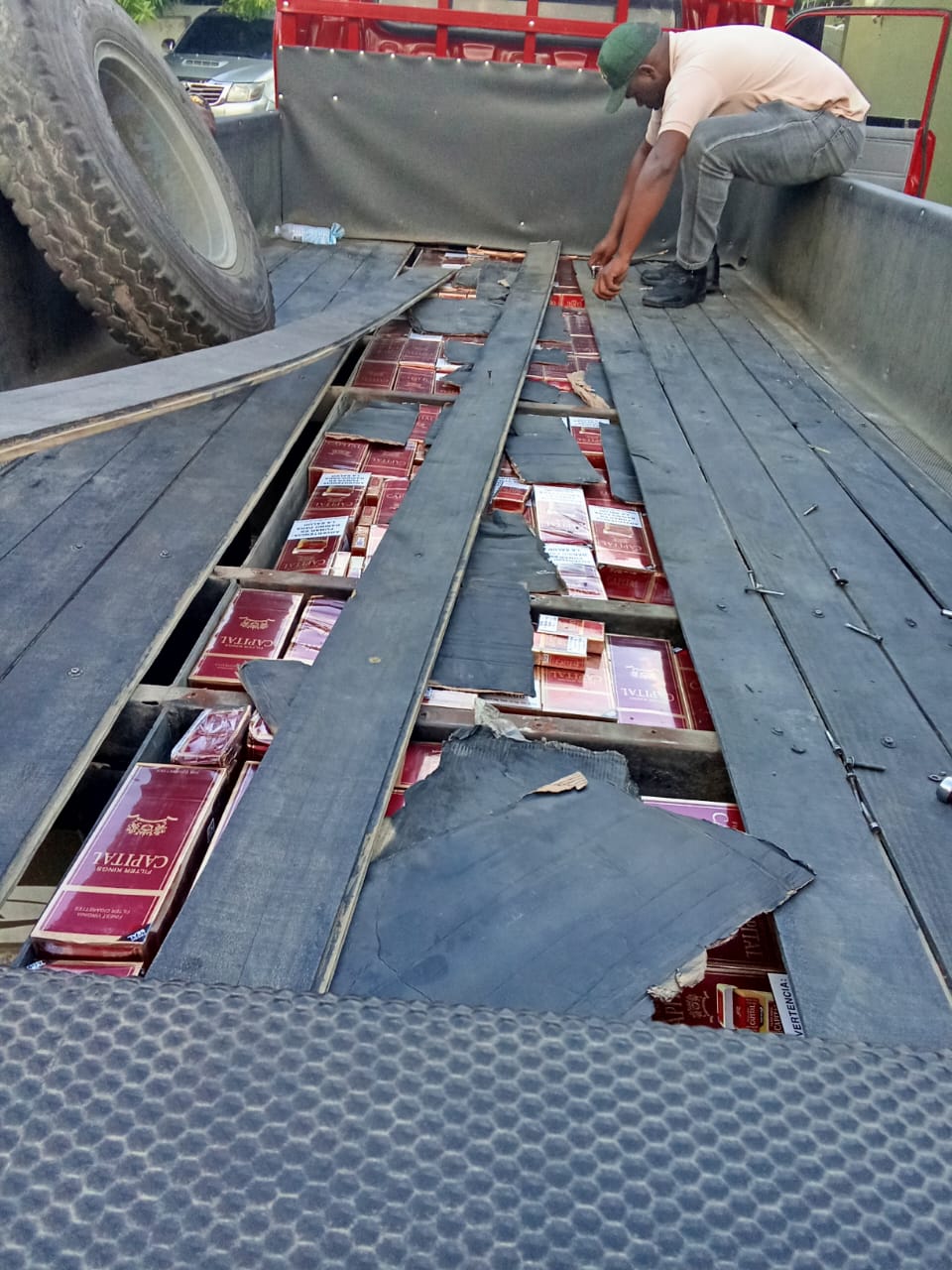 Decomisan contrabando de 79 mil cigarrillos oculto bajo piso falso de un camión en Santiago Rodríguez