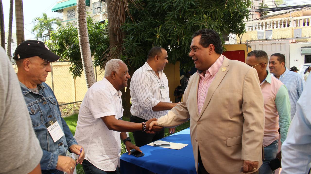 Presidente Colegio de Notarios supervisa labor de notarios en elecciones de ADOMA