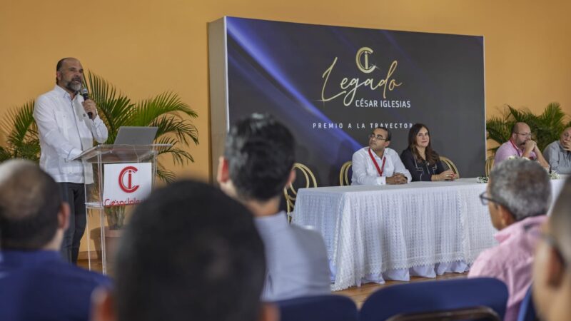 César Iglesias reconoce trayectoria de sus colaboradores