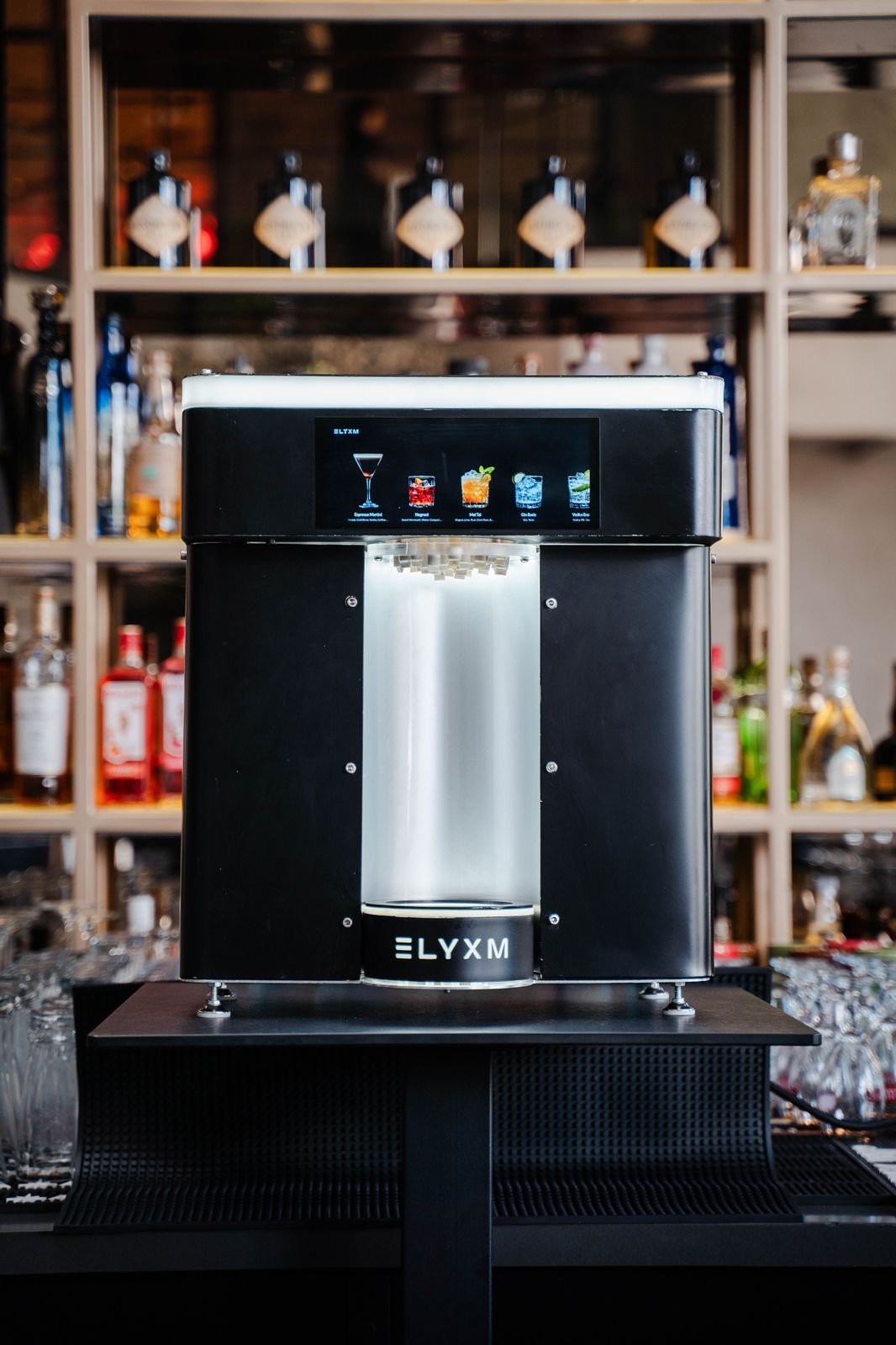 Elyxm: el concepto pionero que eleva la mixología con avances tecnológicos y arte local