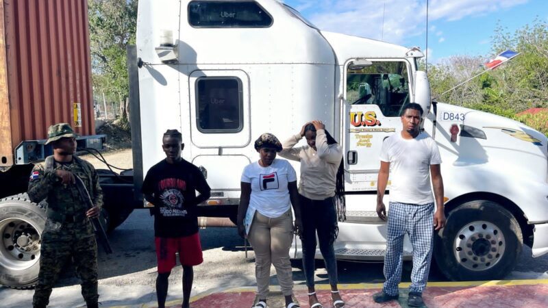 Arrestan camionero que ocultaba haitianos indocumentados en compartimentos de una patana
