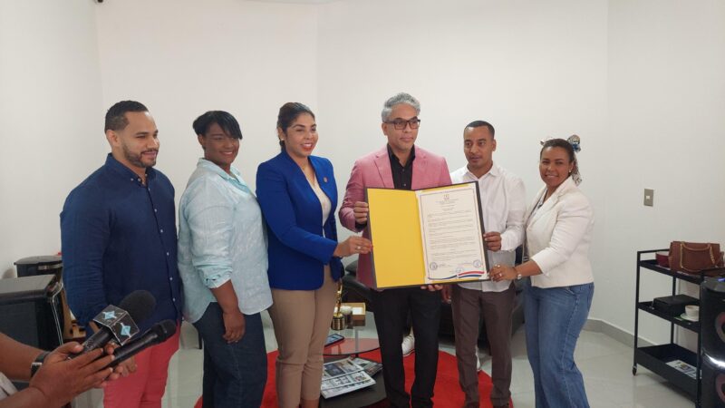 Comunicador dominicano Néstor Castillo regresa a su tierra natal para compartir su experiencia y recibir reconocimiento.