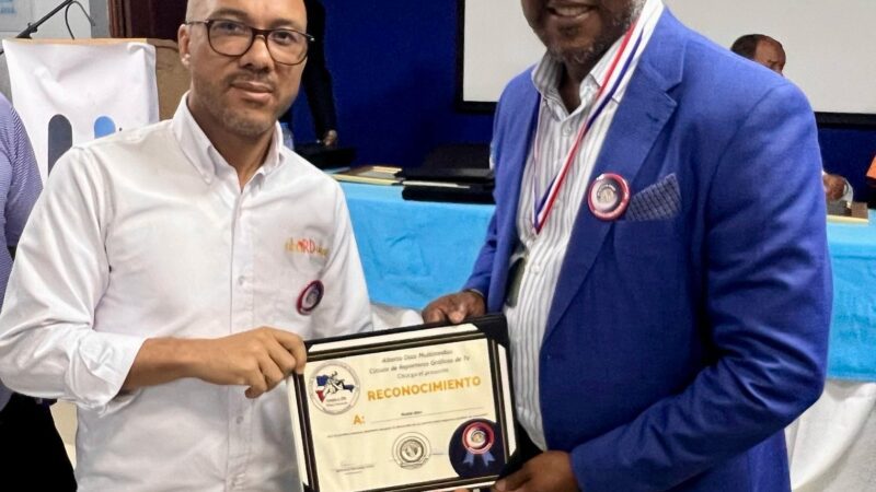 Reconocen a Osvaldo Reyes, director de Atardecer, por su aporte al reporterismo gráfico
