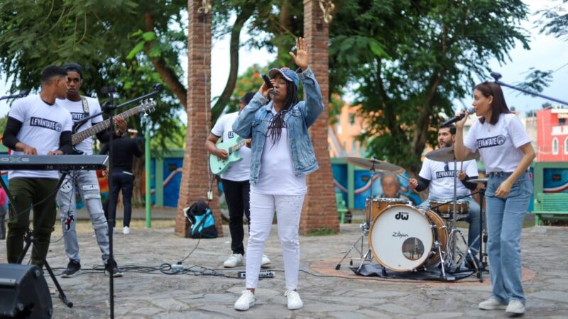 Adoradora Elizabeth Vásquez Ministry dice «Levántate con Fe» 