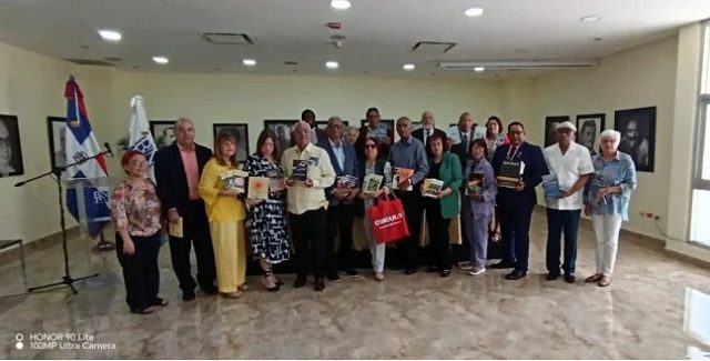 Por primera vez decenas de escritores acuden a cumplir con el depósito legal y entregan sus obras a la Biblioteca Nacional