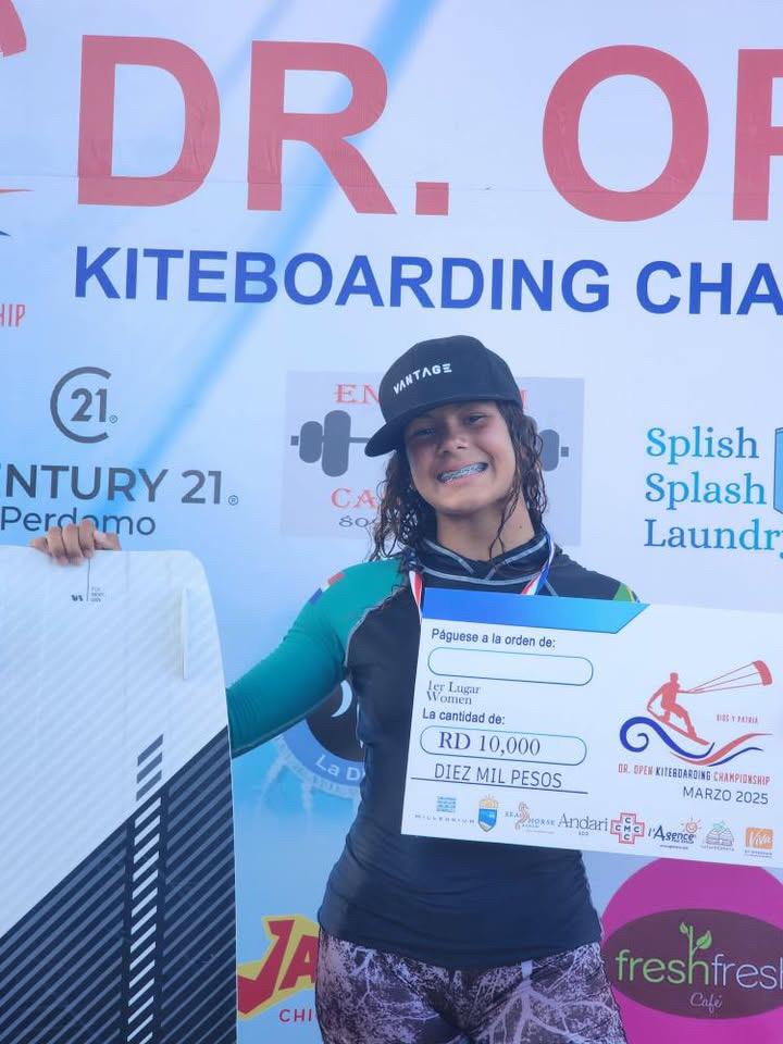 Victoria Bramtot arrasa nuevamente en el DR Open Cabarete 2025 y consolida su dominio en el kitesurf