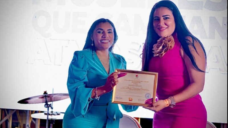Reconocen a Nicole Valentina en el Renglón Comunicacional en la Gala de los 15 Años de FUNPROMUJER