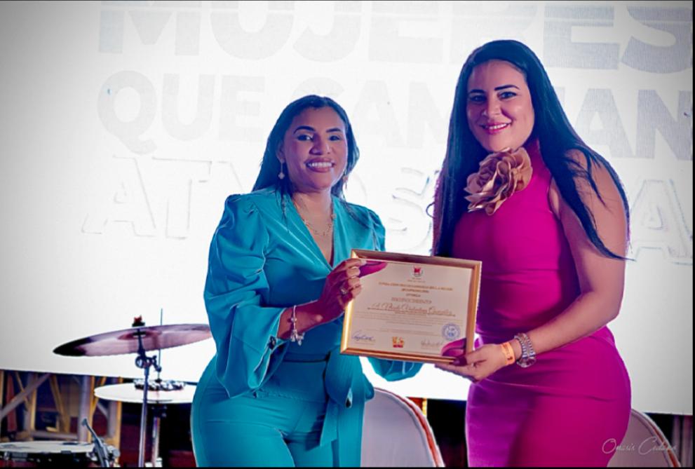 Reconocen a Nicole Valentina en el Renglón Comunicacional en la Gala de los 15 Años de FUNPROMUJER