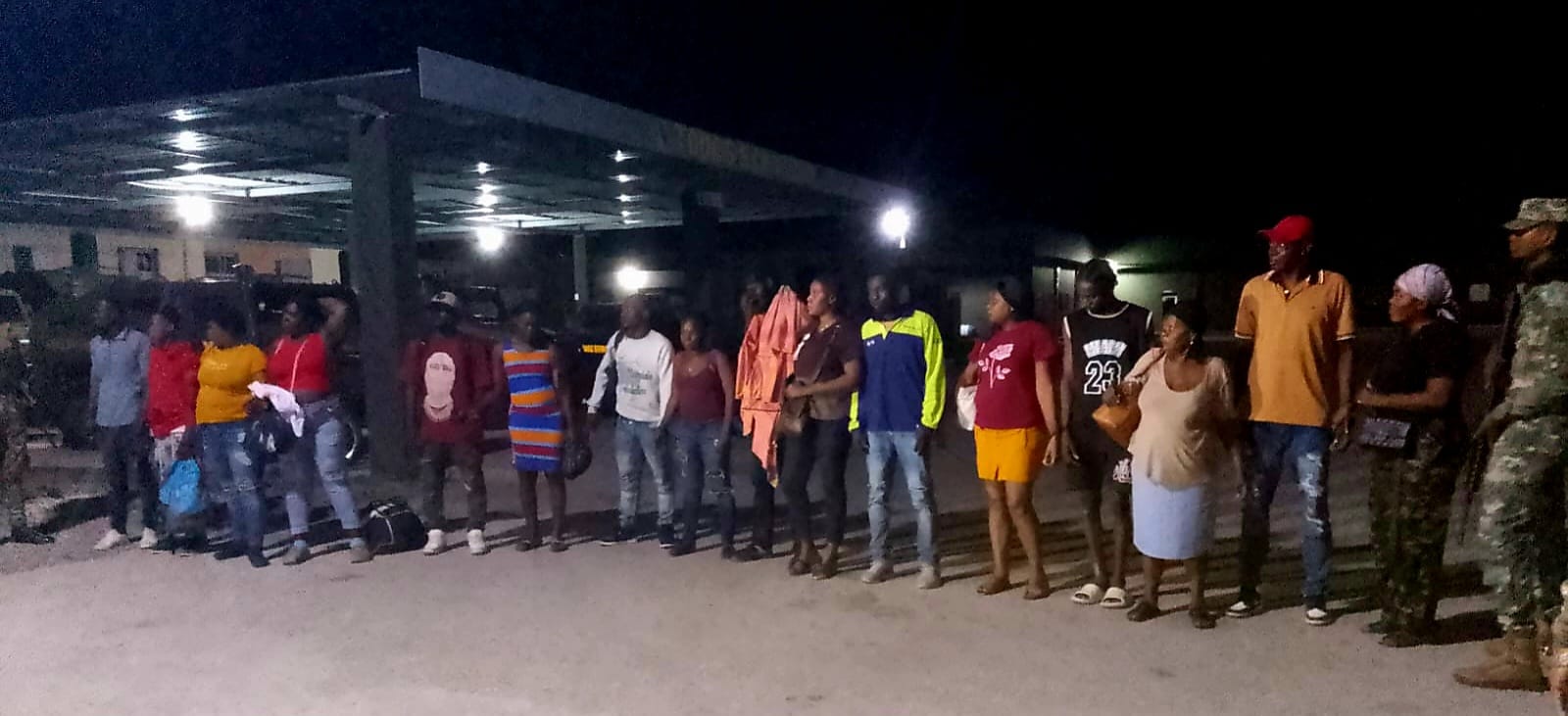 Ejército detiene inmigrantes indocumentados en una casucha deshabitada en Elías Piña